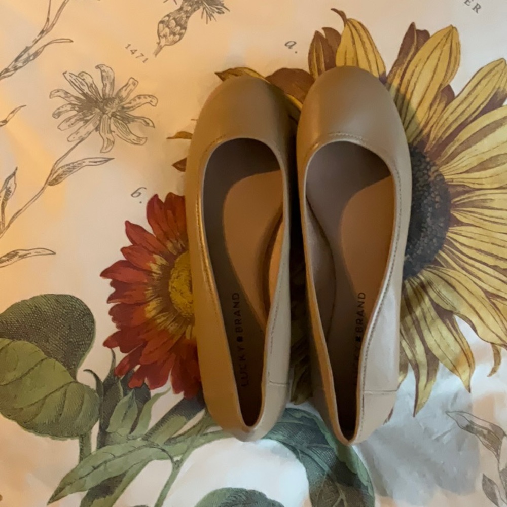 NWOB Lucky Brand Flats round toe nudge color size 8.5